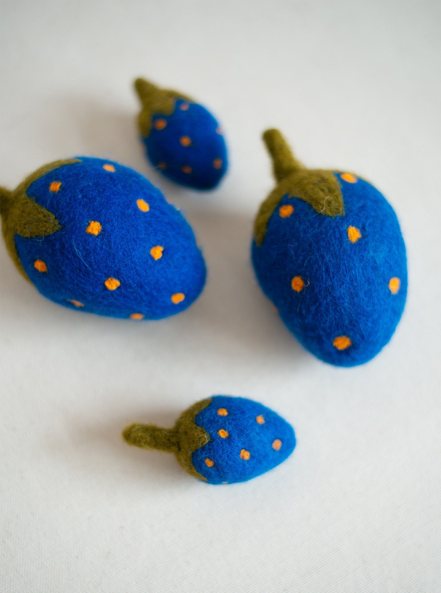 MODERNBEAST - Blue Strawberry Wool Dog Toy