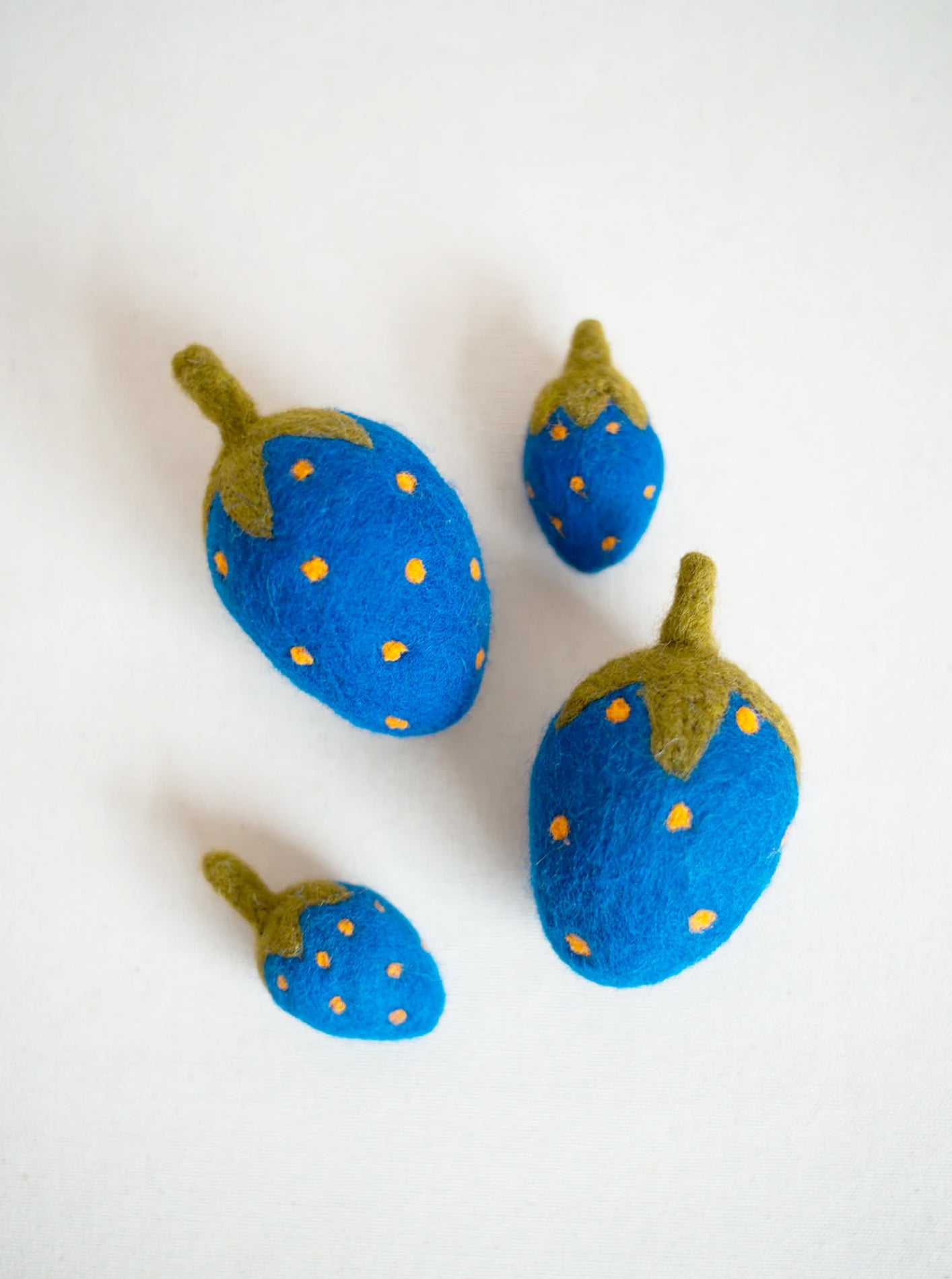 MODERNBEAST - Blue Strawberry Wool Dog Toy