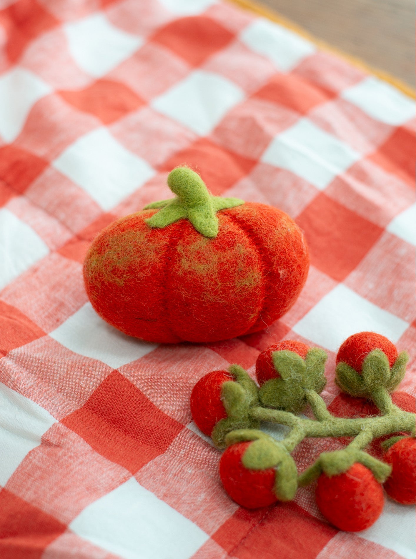 MODERNBEAST - Heirloom Tomato Wool Dog & Cat Toy