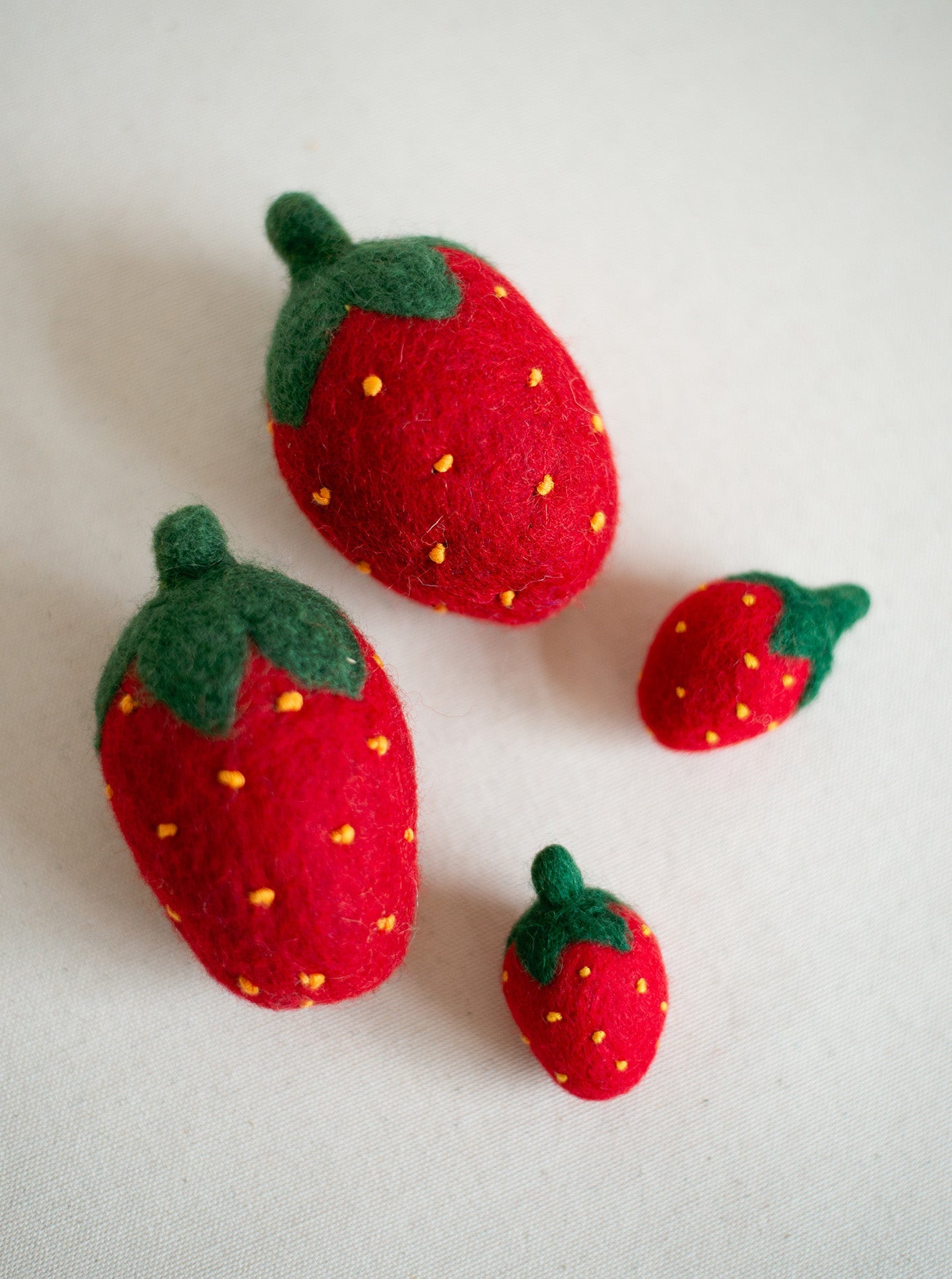 MODERNBEAST Doggy Strawberry