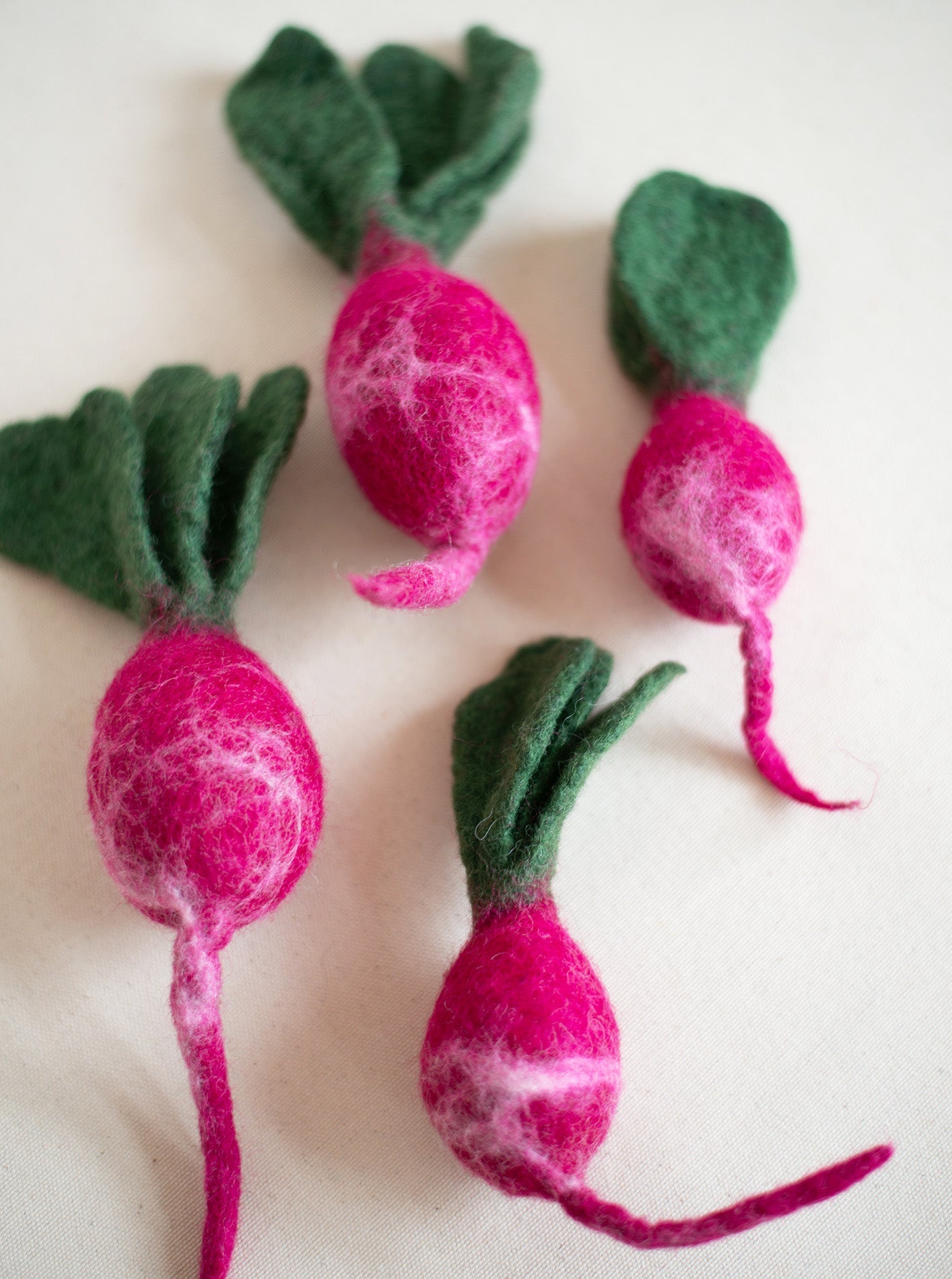 MODERNBEAST - Turnip Wool Dog & Cat Toy